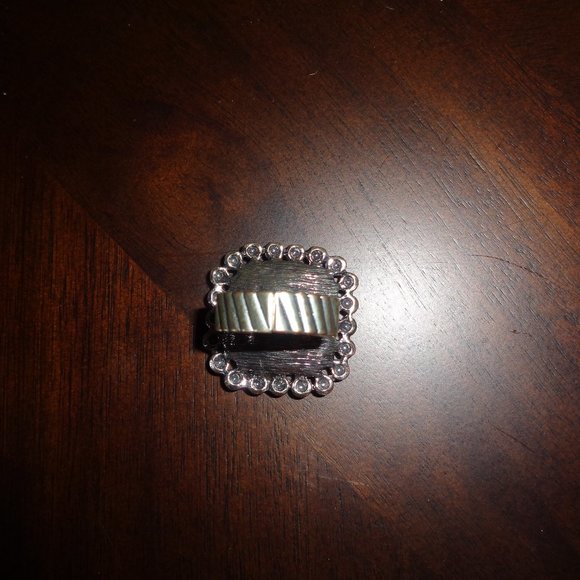 Oversized faux crystal ring- costume jewelry - Picture 8 of 11